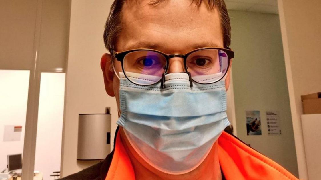 Ardennes il cr e un pince nez pour enlever la bu e sur vos lunettes
